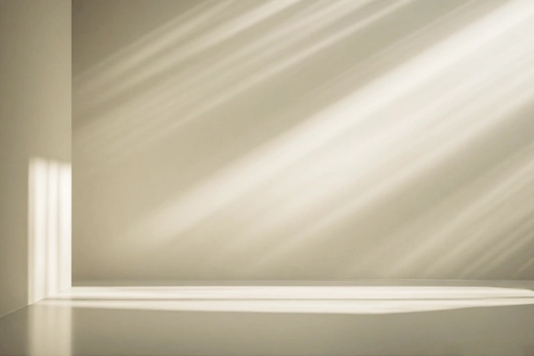 Symbolfoto: Lichtdurchfluteter minimalistischer Raum