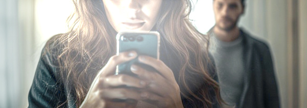 Symbolgrafik: Frau mit Handy
